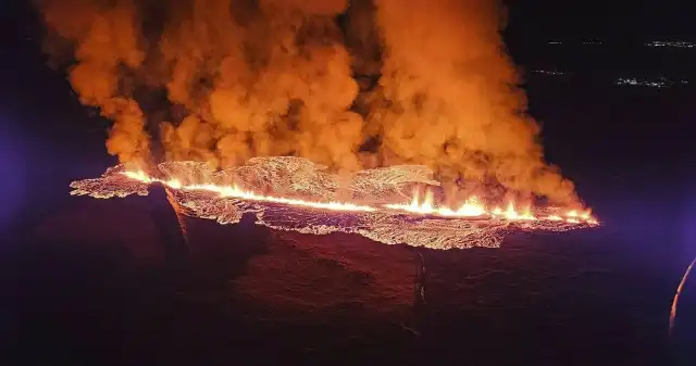 Wulkan na Islandii wybuchł. Lawa płynie w stronę miasta półwyspie, Reykjanes, południowozachodniej, Islandii, niedzielę, rano, wybuchł, wulkan, którego, koniec, ubiegłego, roku, wypłyn Wulkan na Islandii wybuchł. Lawa płynie w stronę miasta