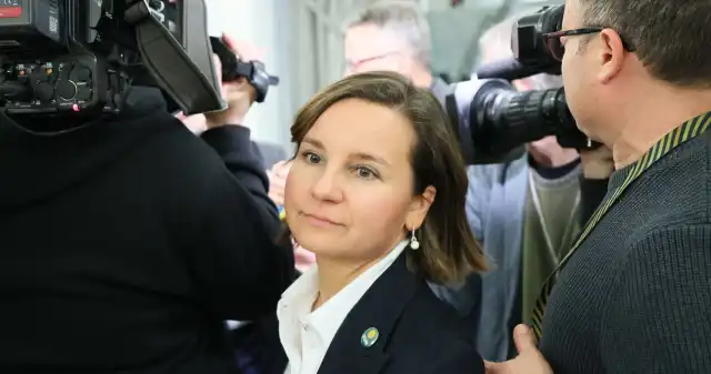 Burza po słowach wiceministry klimatu. Opozycja krytykuje, rząd się odcina Ambitna, deklaracja, wiceministry, klimatu, środowiska, Urszuli, Zielińskiej, wywołała, niemałą, burzę, polskiej, scenie, polity Burza po słowach wiceministry klimatu. Opozycja krytykuje, rząd się odcina