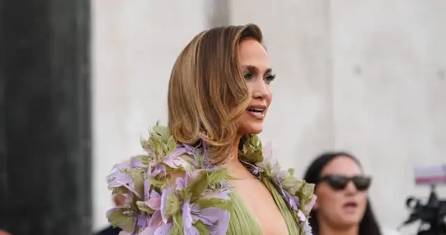 54-letnia gwiazda zachwyca figurą. Trudno oderwać wzrok od jej talii Trudno, uwierzyć, Jennifer, Lopez, lata, Gwiazda, latynoskich, korzeniach, znów, zachwyciła, razem, pozując, białym, gorsecie, k 54-letnia gwiazda zachwyca figurą. Trudno oderwać wzrok od jej talii