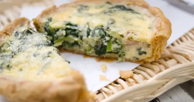 Kisz z porami, serem cheddar i miętą Idealne, majówkę Kisz z porami, serem cheddar i miętą