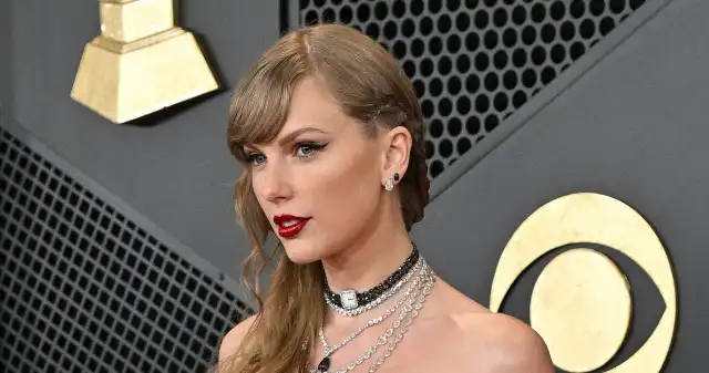 Swift zaskoczyła kreacją na rozdaniu nagród. Trudno oderwać wzrok Taylor, Swift, może, zaliczyć, Grammy, udanych, Amerykańska, piosenkarka, zdobyła, nagrodę, kategorii, Album, roku, Midnights, G Swift zaskoczyła kreacją na rozdaniu nagród. Trudno oderwać wzrok