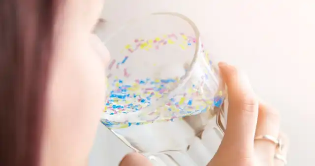 Plastik zaśmieca wodę, którą pijemy. Za jego usuwanie zapłacą koncerny Unia, Europejska, nakazać, koncernom, płacić, oczyszczanie, wody, mikroplastiku, Porozumienie, sprawnie, osiągnęły, właśnie, eur Plastik zaśmieca wodę, którą pijemy. Za jego usuwanie zapłacą koncerny