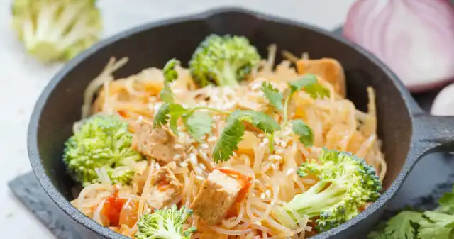 Zdrowy makaron na duży głód Masz, ochotę, nutę, orientu, kuchni, Wypróbuj, prosty, smaczny, przepis, makaron, ryżowy, tofu Zdrowy makaron na duży głód