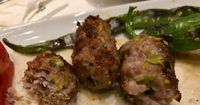 Obłędnie smaczny kebab fistikli świeżą, bazylią, pistacjami Obłędnie smaczny kebab fistikli