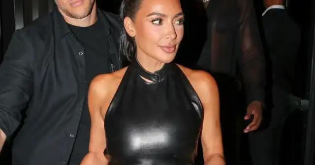 Kardashian, zawodzi, swoich, fanów, regularnie, publikuje, posty, instagramowym, profilu, razem, postanowiła, udostępnić, zdjęci Kusa stylizacja Kim Kardashian przyciągnęła spojrzenia. Fani oniemieli