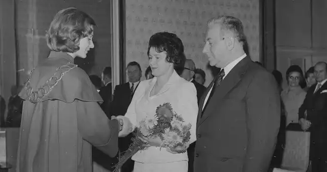 Miłość, jest, wieczna, pozostaje, niezmienna, niezależnie, czasów, pewno, Historia, pokazuje, przestrzeni, wieków, zmieniało, po Poznam pana 45-55 lat, na stanowisku. Kto w PRL był mężczyzną idealnym?