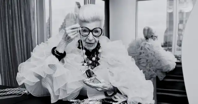 Królowa świata mody zmarła w wieku 102 lat. Fani i gwiazdy w żałobie Iris, Apfel, zasłynęła, świecie, mody, latach, niezwykle, barwne, odważne, stylizacje, podbiły, serca, miłośników, wielu, świato Królowa świata mody zmarła w wieku 102 lat. Fani i gwiazdy w żałobie