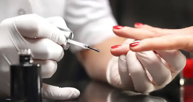 Chcesz optycznie wydłużyć paznokcie? Postaw na ten rodzaj manicure Chcąc, stworzyć, idealną, stylizację, paznokci, warto, zastanowić, tylko, wyborem, koloru, zdobień, również, odpowiedniej, techn Chcesz optycznie wydłużyć paznokcie? Postaw na ten rodzaj manicure