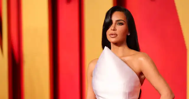 Kim Kardashian zaliczyła wpadkę. Przypomina serwetkę prawda, Kardashian, dostała, zaproszenia, Galę, Oscarów, pojawiła, okołooscarowej, imprezie, organizowanej, przez, Vanity, Fair, Kim Kardashian zaliczyła wpadkę. Przypomina serwetkę