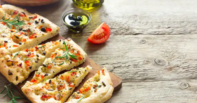 Lepszego przepisu na focaccię nie znajdziesz Idealna, jako, przystawka, przekąska, kolację, Domowa, puszysta, pełna, aromatu, włoska, focaccia, zachwyci, wszystkich, domowni Lepszego przepisu na focaccię nie znajdziesz