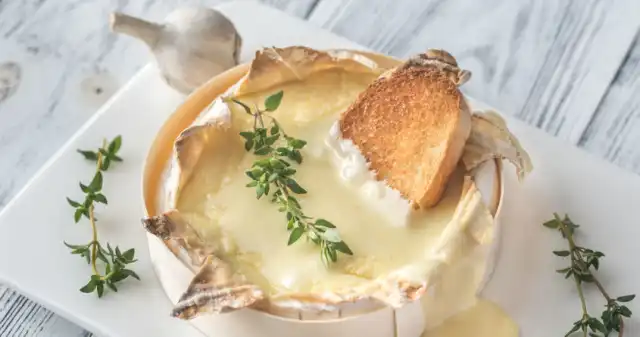 Aromatyczny camembert prosto z pieca Aromatyczny, prosto, pieca, sprawdzi, idealnie, jeśli, masz, ochotę, wymyślną, przekąskę Aromatyczny camembert prosto z pieca