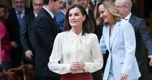 Takiego wyglądu królowej nikt się nie spodziewał. Patrzyli tylko na nią Hiszpańska, królowa, Letizia, uchodzi, jedną, lepiej, ubranych, osób, świecie, monarchii, Niejednokrotnie, stylizacje, inspiracj Takiego wyglądu królowej nikt się nie spodziewał. Patrzyli tylko na nią