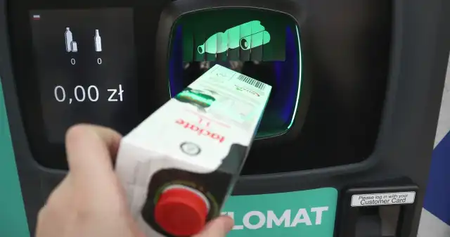 Pieniądze za kartony po mleku i sokach. Auchan postawił pierwszy taki automat w Polsce Pieniądze za kartony po mleku i sokach. Auchan postawił pierwszy taki automat w Polsce