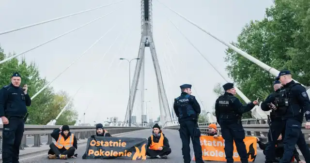 Blokada mostów w Warszawie. Aktywiści chcą tańszych biletów Blokada mostów w Warszawie. Aktywiści chcą tańszych biletów