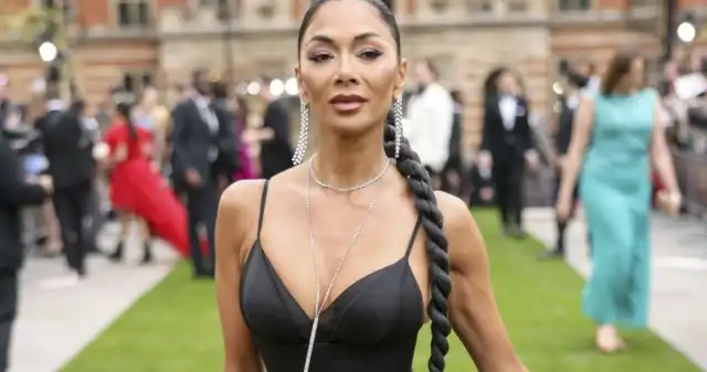 45-letnia gwiazda zachwyciła. Sukienka podkreśliła wszystkie atuty sylwetki Nicole, Scherzinger, pojawiła, gali, Olivier, Awards, Londynie, Piosenkarka, zachwyciła, elegancką, kreacją, która, podkreśliła, 45-letnia gwiazda zachwyciła. Sukienka podkreśliła wszystkie atuty sylwetki