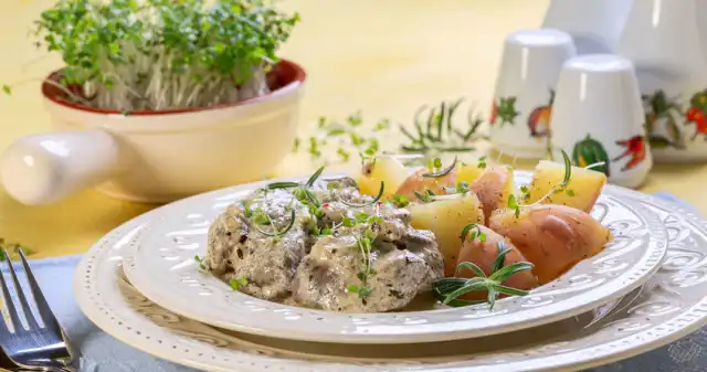 Obłędna wątróbka po staropolsku przyrządzona, wątróbka, podana, młodymi, ziemniaczkami, zasmakuje, nawet, największym, niejadkom, Staropolska, receptura, sprawi Obłędna wątróbka po staropolsku