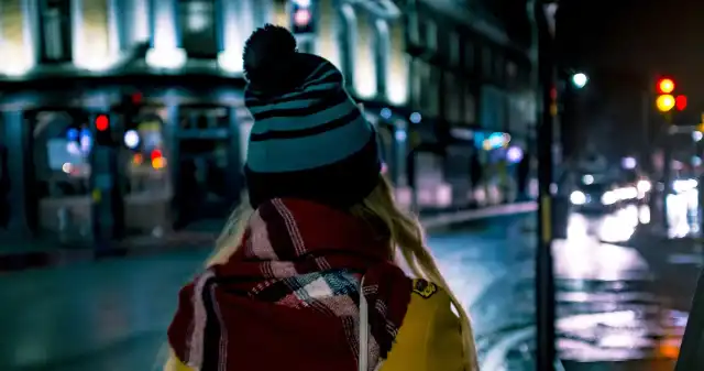 Czarne punkty na mapie miast. Nocą ludzie omijają je szerokim łukiem Każda, kobieta, przynajmniej, życiu, musiała, nadłożyć, drogi, obawy, swoje, bezpieczeństwo, omijamy, pewne, obszary, poruszamy, Czarne punkty na mapie miast. Nocą ludzie omijają je szerokim łukiem