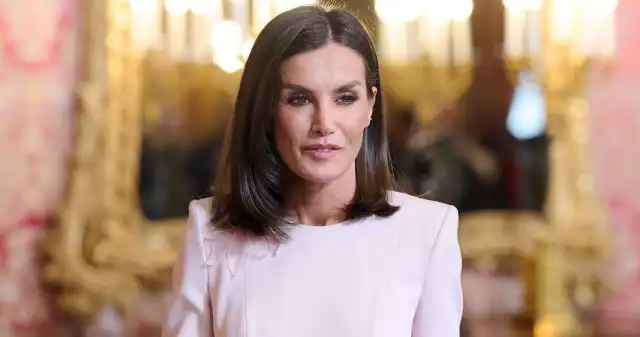 Królowa zaskoczyła. W tych sukienkach trudno od niej oderwać wzrok Królowa, Letizia, kolejny, udowodniła, jest, koronowaną, głową, tylko, Hiszpanii, śmiało, można, nazwać, królową, mody, Żona, kr Królowa zaskoczyła. W tych sukienkach trudno od niej oderwać wzrok