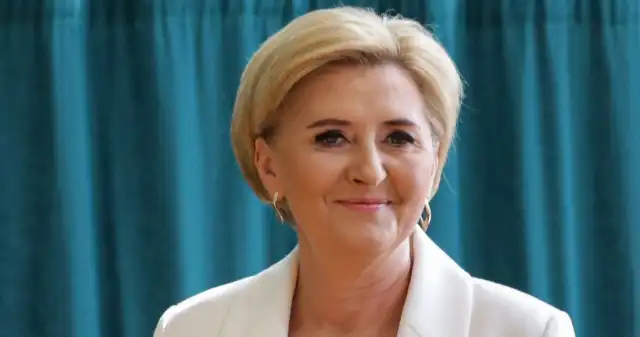 Agata Kornhsauser-Duda uwielbia ten strój? Włożyła go w kwietniu kilka razy Agata, KornhauserDuda, towarzyszyła, mężowi, podczas, podróży, Ameryce, Północnej, okazji, spotykała, środowiskami, polonijnymi, Agata Kornhsauser-Duda uwielbia ten strój? Włożyła go w kwietniu kilka razy