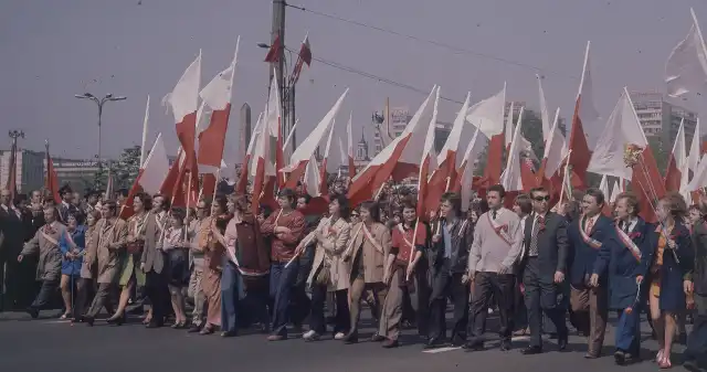 Są starsze niż PRL. Władza ludowa chciała przywrócić przedwojenną tradycję Święto, Pracy, Jaki, może, najlepszy, sposób, spędzenie, tego, dnia, Zdaniem, władzy, ludowej, zademonstrowanie, siły, entuzjazm Są starsze niż PRL. Władza ludowa chciała przywrócić przedwojenną tradycję