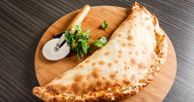 Calzone: Klasyczny smak Włoch Calzone, włoska, pizza, zwinięta, pieróg, Jest, pyszna, zarówno, ciepło, zimno Calzone: Klasyczny smak Włoch
