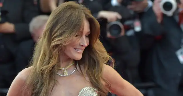 Carla, Bruni, pojawiła, czerwonym, dywanie, piątego, wieczoru, Festiwalu, Filmowego, Cannes, 2024, ubrana, złoto, Dzień, później 56-letnia gwiazda wciąż zachwyca. Trudno było od niej oderwać wzrok