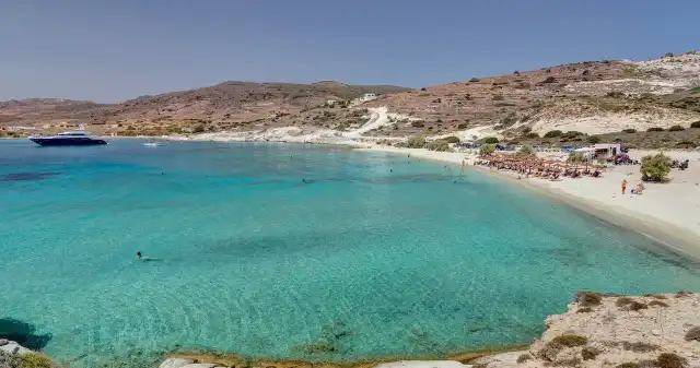 Plaża z najczystszą wodą jest w Grecji. Ta wyspa to raj dla turystów Plaża z najczystszą wodą jest w Grecji. Ta wyspa to raj dla turystów