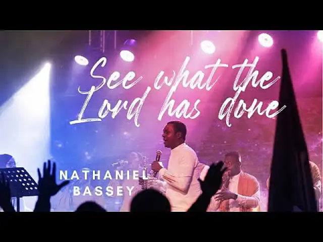  Nathaniel Bassey. Śpiewa o Bogu i gra na trąbce