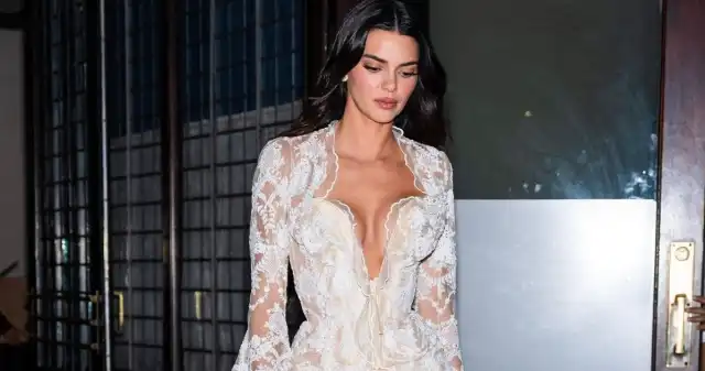 Kendall, Jenner, uchodzi, inspirację, wielu, młodych, kobiet, całym, świecie, Niedawno, zaskoczyła, koronkową, kreacją, mogłoby, Kendall Jenner postawiła na szyk w stylu retro. Od zdjęć trudno oderwać wzrok