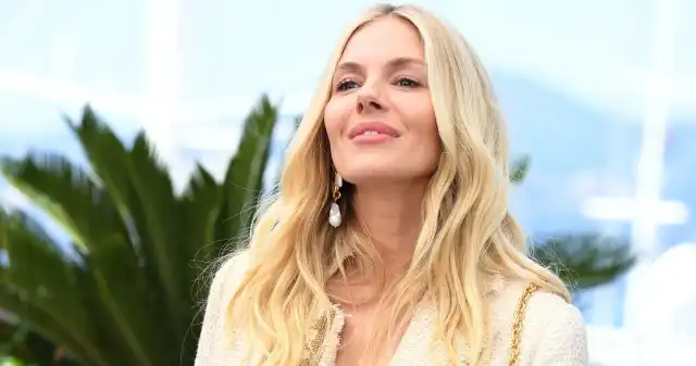  Ta marynarka jest hitem sezonu. Tak nosi ją Sienna Miller