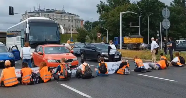  Aktywiści zablokowali Wisłostradę. Kolejne będą autostrady, też staną