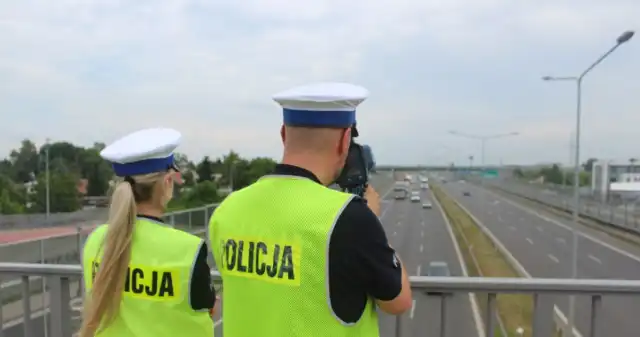 Policjanci, Pruszkowa, wyjechali, drogę, ekspresową, skupili, jednak, prędkości, odległości, przejeżdżających Minimalny odstęp na drodze ekspresowej. Policja sprawdziła to na S8
