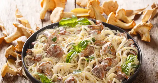Szlachetnego, smaku, świeżych, leśnych, grzybów, niczym, porównać, Polecamy, prosty, przepis, makaron, wyśmienitym, sosem, kurko Spaghetti z obłędnym sosem kurkowym