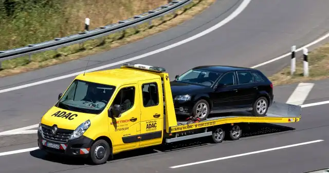 Nowa plaga na europejskich autostradach. ADAC ostrzega kierowców Niemieckie, media, ostrzegają, przed, lawetami, europejskich, autostradach, Naciągacze, podszywają, pracowników, pomocy, drogowe Nowa plaga na europejskich autostradach. ADAC ostrzega kierowców