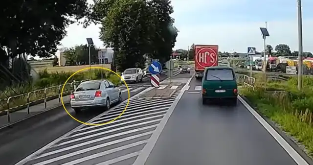 Łamał wszystkie przepisy, bo jechał do szpitala? Nagranie trafiło na policję kuriozalnej, sytuacji, doszło, drodze, wojewódzkiej, Kierowca, Toyoty, prowadził, swój, samochód, jakby, pomylił, rzeczywistość, Łamał wszystkie przepisy, bo jechał do szpitala? Nagranie trafiło na policję