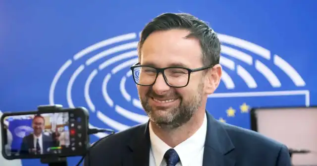 Jakimi autami jeżdżą polscy europosłowie? Imponująca kolekcja Politycy, reprezentujący, Polskę, Parlamencie, Europejskim, złożyli, świeże, oświadczenia, majątkowe, Sprawdziliśmy, jakimi, jeż Jakimi autami jeżdżą polscy europosłowie? Imponująca kolekcja