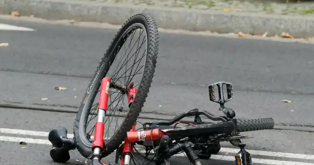 Kuriozalne sceny. Uciekał z potrąconym rowerzystą na dachu Niemal, potrąconym, rowerzystą, dachu, przejechał, sprawca, wypadku, którego, doszło, Hiszpanii Kuriozalne sceny. Uciekał z potrąconym rowerzystą na dachu