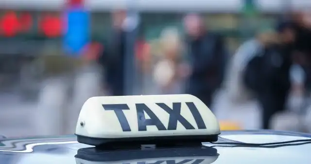 Najdroższy przejazd taksówką w życiu. Miejski kurs za 20 tysięcy złotych Nieuczciwi, taksówkarze, którzy, perfidny, sposób, wykorzystują, nieuwagę, turystów, temat, cyklicznie, powracający, mediach, Zd Najdroższy przejazd taksówką w życiu. Miejski kurs za 20 tysięcy złotych