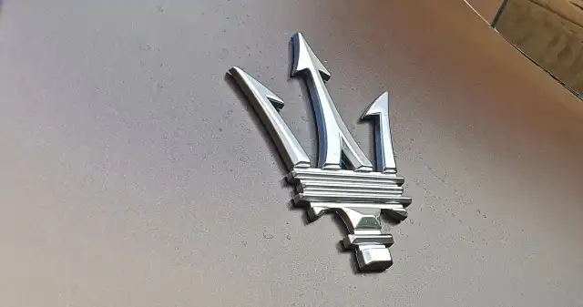 Czarne chmury nad znanym producentem samochodów. Niska sprzedaż, duże straty Maserati, podobnie, cały, koncern, Stellantis, ostatnio, dobrego, okresu, pierwszym, półroczu, 2024, sprzedano, połowę, mniej, s Czarne chmury nad znanym producentem samochodów. Niska sprzedaż, duże straty