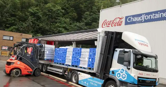 Toyota, dość, sceptycznie, podchodzi, napędu, czysto, elektrycznego, Skupia, natomiast, rozwoju, napędów, hybrydowych, wodorowyc Mikołaj Coca-Coli pojedzie wodorową ciężarówką? Nowy projekt Toyoty