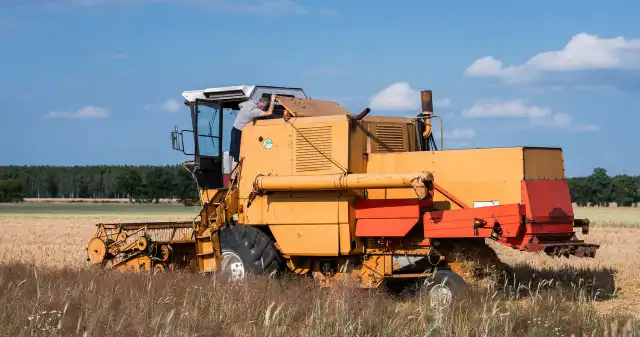 Czy kombajn musi mieć polisę OC? Ekspert: To skomplikowane Polisa, chroniąca, posiadaczy, pojazdów, mechanicznych, niejedyne, obowiązkowe, ubezpieczenia, Polsce, posiadać, muszą, tylko, w Czy kombajn musi mieć polisę OC? Ekspert: To skomplikowane