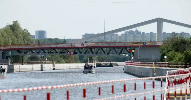 Tajemnicze samochody zatopione w rzece. Sprawą zajęła się policja Policja, nadzorem, prokuratury, wszczęła, śledztwo, sprawie, dwóch, zatopionych, samochodów, osobowych, odkrytych, czerwcu, tego Tajemnicze samochody zatopione w rzece. Sprawą zajęła się policja