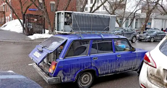 Jak bezpiecznie przewieźć lodówkę? Zasada 24 godzin Przewiezienie, lodówki, aucie, może, lada, wyzwaniem, przypadku, mniejszych, modeli, jest, nawet, możliwe, transportu, pionie, z Jak bezpiecznie przewieźć lodówkę? Zasada 24 godzin