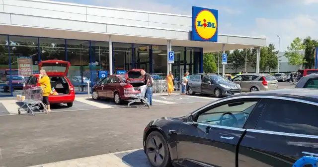 Mandat za parkowanie pod sklepem. Tak unikniesz kary Płatne, parkingi, popularnymi, dyskontami, niemal, standard, większych, miastach, jednak, okazuje, wciąż, brakuje, kierowców, kt Mandat za parkowanie pod sklepem. Tak unikniesz kary