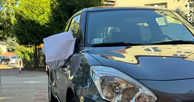 Biały ręcznik na lusterku auta ma ukryte znaczenie. To ważny sygnał Biały, ręcznik, wiszący, lusterku, samochodu, ważny, sygnał, przesłanie, innych, uczestników, ruchu, oraz, służb, komunikat, dot Biały ręcznik na lusterku auta ma ukryte znaczenie. To ważny sygnał