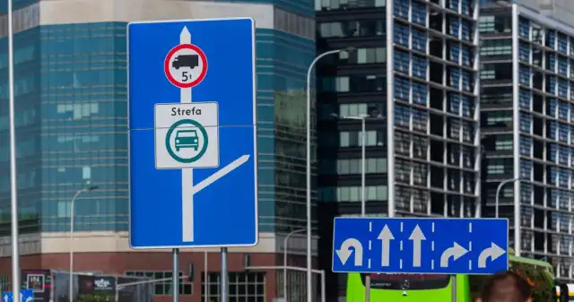 Mimo, protestów, mieszkańców, stolicy, opinii, publicznej, lipca, Warszawie, uruchomiono, strefę, czystego, transportu, efekcie, Nowe znaki w Polsce już działają. Zatrzymują połowę diesli