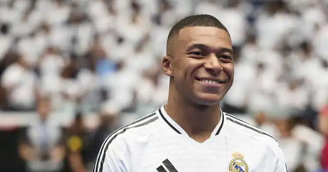 sierpnia, stadionie, Narodowym, Warszawie, odbędzie, mecz, Superpuchar, Europy, Zmierzą, Real, Madryt, Atalanta, Bergamo, Odbywa Kylian Mbappe zawsze siada na fotelu pasażera. Jaki jest powód?