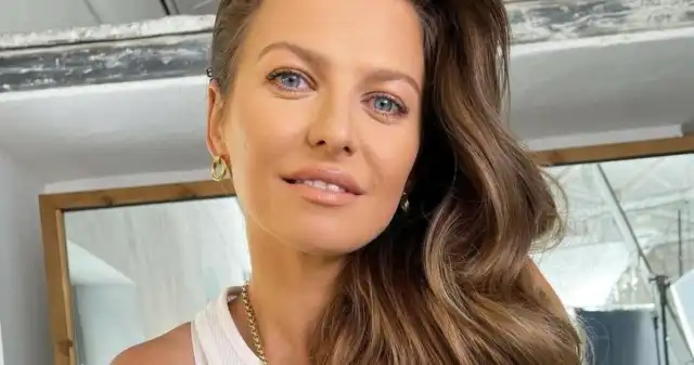 Anna, Lewandowska, miniony, weekend, kibicowała, swojemu, mężowi, Robertowi, nietypowej, rzucającej, oczy, stylizacji, Instagram Lewandowska w prostym zestawie. Idealny outfit na koniec wakacji