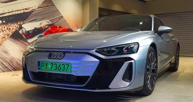 Nowe Audi e-tron GT już przechodzi do historii. Nie było mocniejszego auta Audi, etron, zostało, gruntownie, zmodernizowane, Poprawiono, wygląd, zwiększono, układu, napędowego, Oferta, modelu, rozszerzył Nowe Audi e-tron GT już przechodzi do historii. Nie było mocniejszego auta
