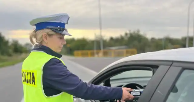 Wsiadł za kierownicę o dzień za wcześnie. Za ten numer grozi mu 5 lat trakcie, wojewódzkich, działań, związanych, akcją, Alkohol, Narkotyki, policjanci, ruchu, drogowego, Sławnie, byli, świadkami, p Wsiadł za kierownicę o dzień za wcześnie. Za ten numer grozi mu 5 lat
